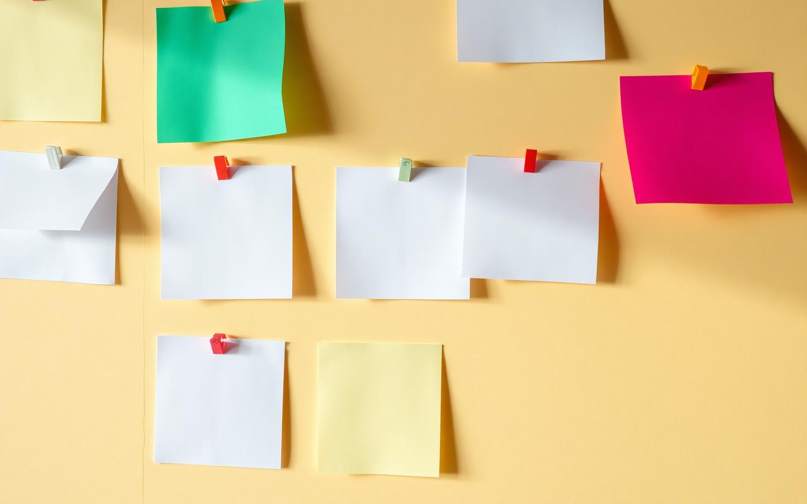 Sessão de planeamento de lançamento com wireframes e calendário de canais
